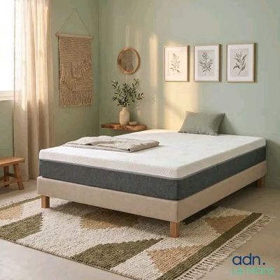 un lit sur lequel est posé un matelas dans une pièce