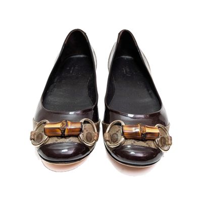 une paire de chaussures pour femme avec une boucle en métal et un talon en bois