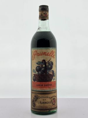 une bouteille de vin posée sur une table