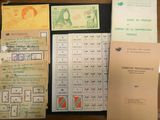 quelques vieux papiers sont posés sur une table en bois
