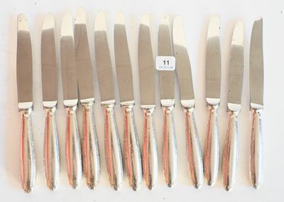 six couteaux alignés en rangée