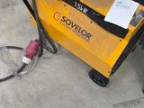une machine posée sur le sol du garage