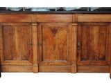 un meuble en bois surmonté de deux éviers