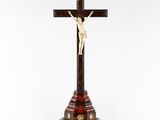 une croix en bois surmontée d'un crucifix