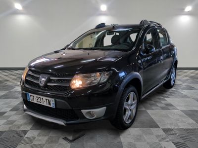 la photo d'une voiture noire garée dans un garage