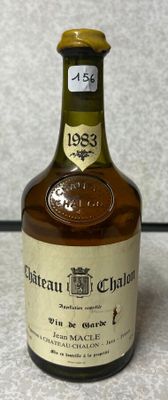 une photo d'une bouteille de vin posée sur un comptoir