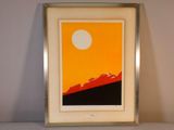 une image représentant une montagne avec une pleine lune dans le ciel