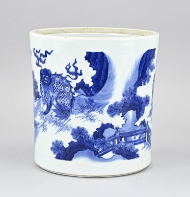 un vase bleu et blanc orné d'un dragon