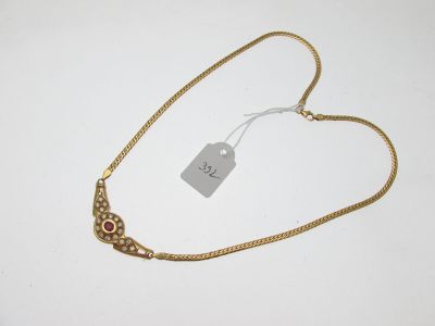 gros plan sur un collier en or portant une étiquette