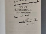 un livre ouvert, sur lequel est posée une note manuscrite, posé sur une table