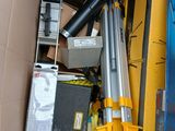 une boîte en carton remplie de nombreux outils de toutes sortes