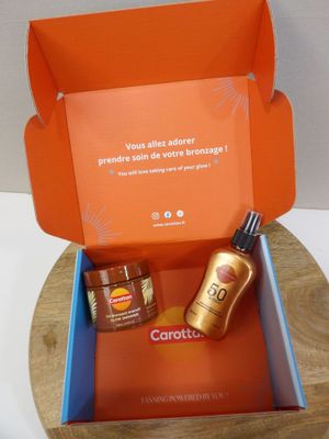 une boîte contenant de nombreux produits, posée sur une table