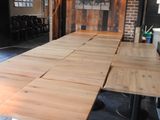 des tables et des tabourets dans une pièce avec un mur en briques