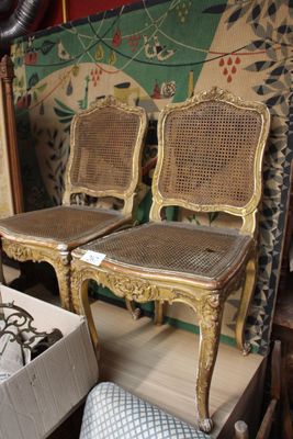 deux chaises assises l'une à côté de l'autre dans une pièce
