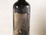 une bouteille de vin posée sur une table