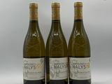 trois bouteilles de vin posées sur une table blanche