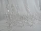 un grand nombre de verres à vin posés sur une table
