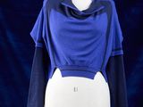 un gros plan sur un mannequin vêtu d'une chemise bleue