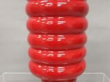 une photo d'un vase rouge exposé dans une vitrine