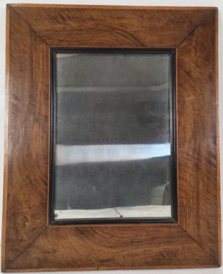 la photo d'un miroir accroché au mur