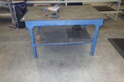 une image d'un établi dans un garage