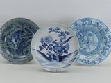 trois assiettes bleues et blanches ornées d'oiseaux et de fleurs