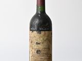 une bouteille de vin posée sur une table