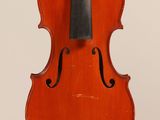 un vieux violon avec un archet accroché à son dos