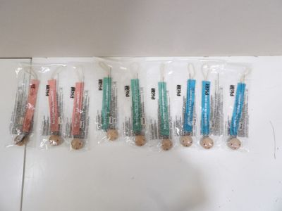 beaucoup de brosses à dents emballées dans des sachets en plastique