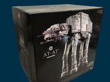 une boîte contenant une maquette d'un AT-AT de Star Wars