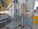 une grande cage métallique contenant plusieurs objets