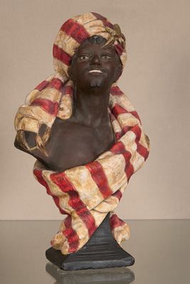 statue d'une femme avec un foulard enroulé autour de la tête