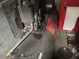 une image d'un petit compresseur d'air dans un garage