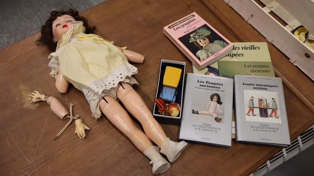 Documentation sur les jouets (poupée en composition, bras mains à...