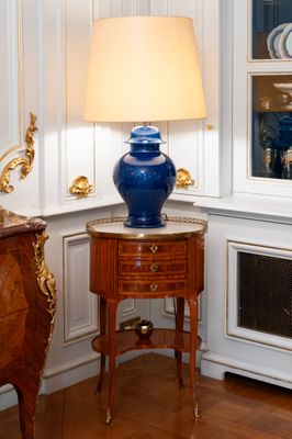 a blue vase sitting on a small table in a room