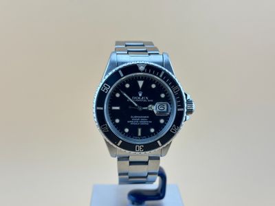 une montre posée sur un support sur une table