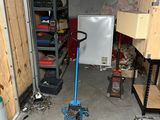un garage rempli d'outils et de bric-à-brac