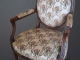 une chaise ornée d'un motif floral