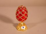 un œuf rouge et doré orné d'une croix