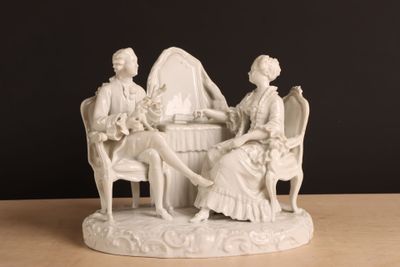 une figurine représentant deux personnes assises à une table