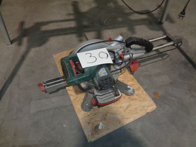 a picture of a machine that is sitting on a piece of plywood