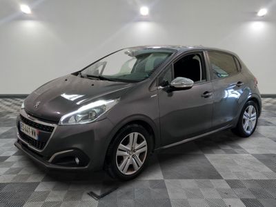 la voiture grise est garée sur un sol en damier dans le garage