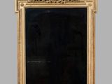 une image représentant un miroir à cadre doré sur fond noir