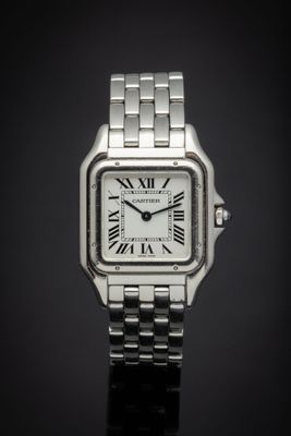 gros plan d'une montre avec des chiffres romains sur le cadran