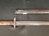 deux couteaux exposés sur une table