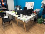 un bureau avec deux ordinateurs et une chaise devant