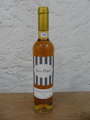 une bouteille de vin posée sur une table