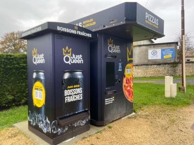 deux poubelles placées l'une à côté de l'autre au bord de la route