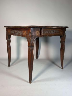 une petite table en bois surmontée d'un tiroir