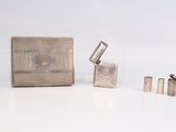 trois bagues en argent et un coffret en argent orné d'une image représentant un bâtiment